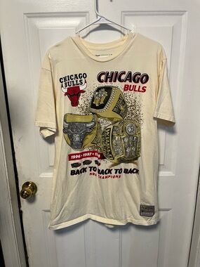 Mitchell & Ness Cream Chicago Bulls Back-to-Back Champions Tee